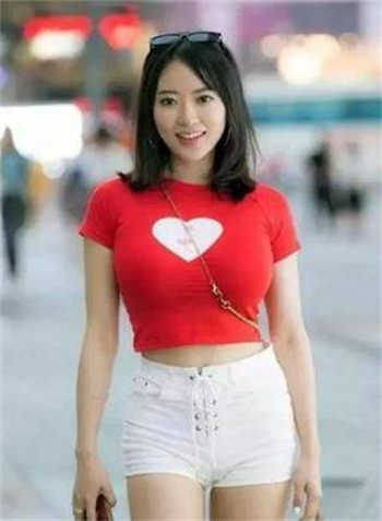 拿饭盒去女厕所接尿喝