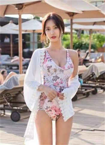 卖房销售和客户在阳台