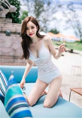圣诞小麋鹿被圣诞老人骑