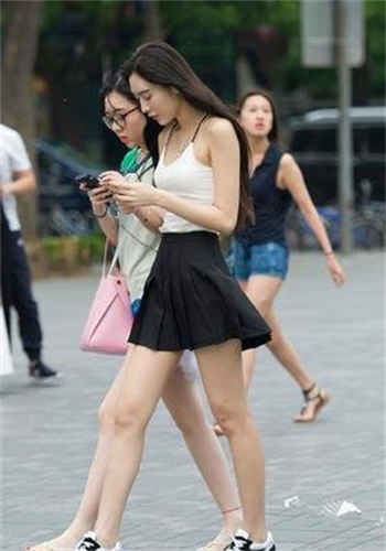 女老师和自己的学生打扑克