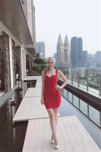 正装小哥与外卖小哥