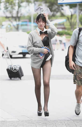 麻豆沈娜娜游泳馆
