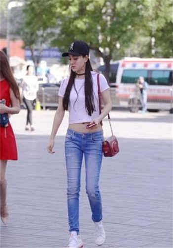 女的与狗打扑克