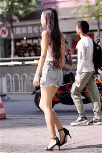 十九岁我和堂哥在客厅