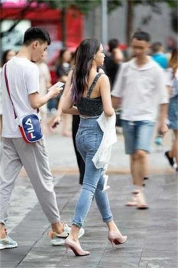 《绝对服从》一枚夹心饼