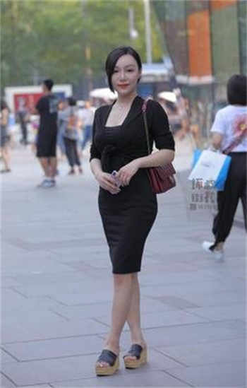 领导年轻漂亮的妻子如如