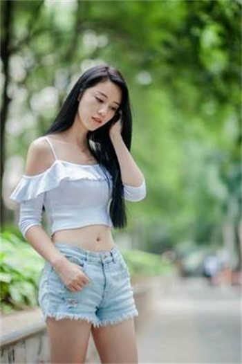 在富人园中工作的妻子